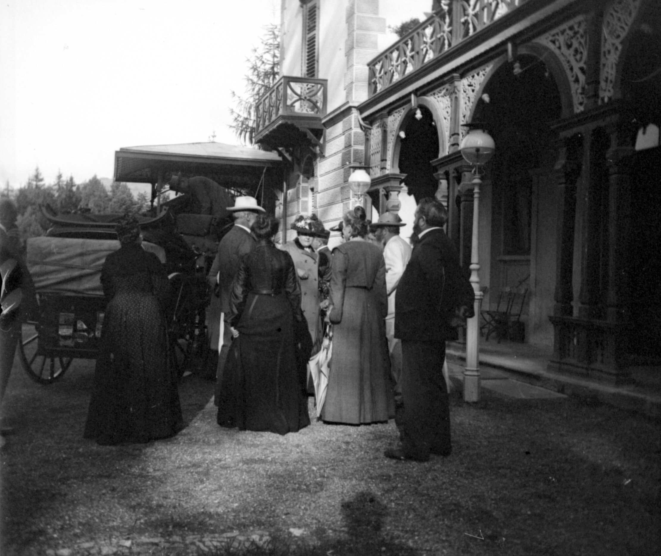 Personengruppe vor Haus Flims (1904 SO), 87522 sn L (DRM CC BY-NC-SA)