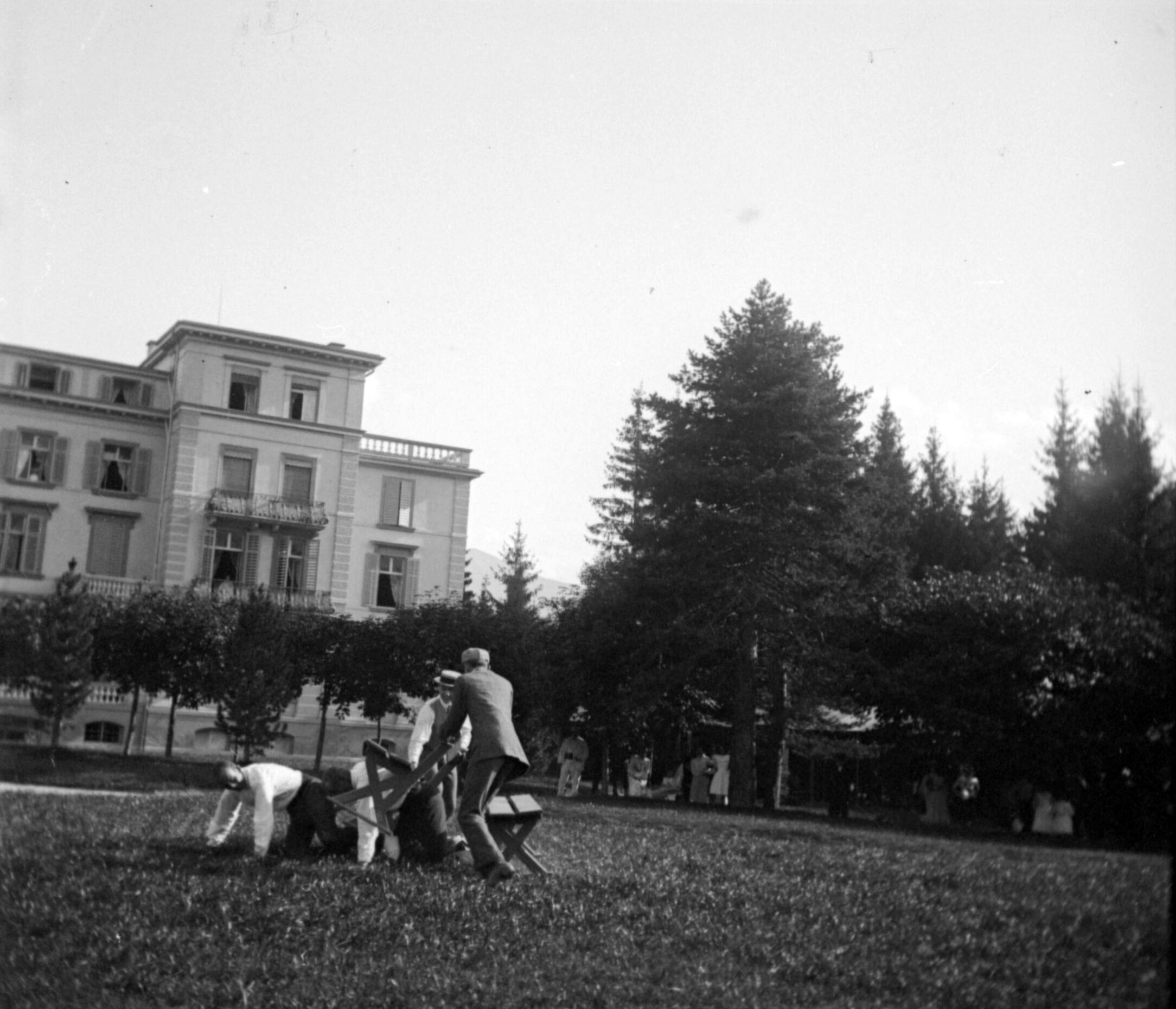 Spiele im Freien beim Hotel Waldhaus Flims (August 1904), 87523 sn L (DRM CC BY-NC-SA)