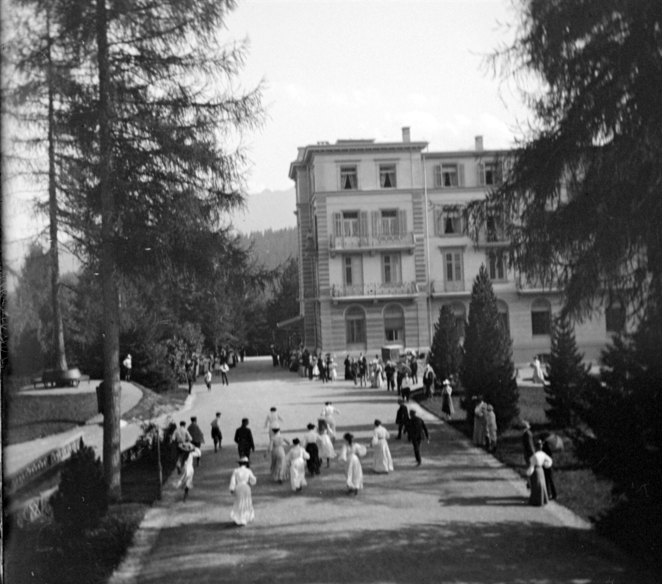 Spiele im Freien beim Hotel Waldhaus Flims (August 1904), 87524 sn L (DRM CC BY-NC-SA)