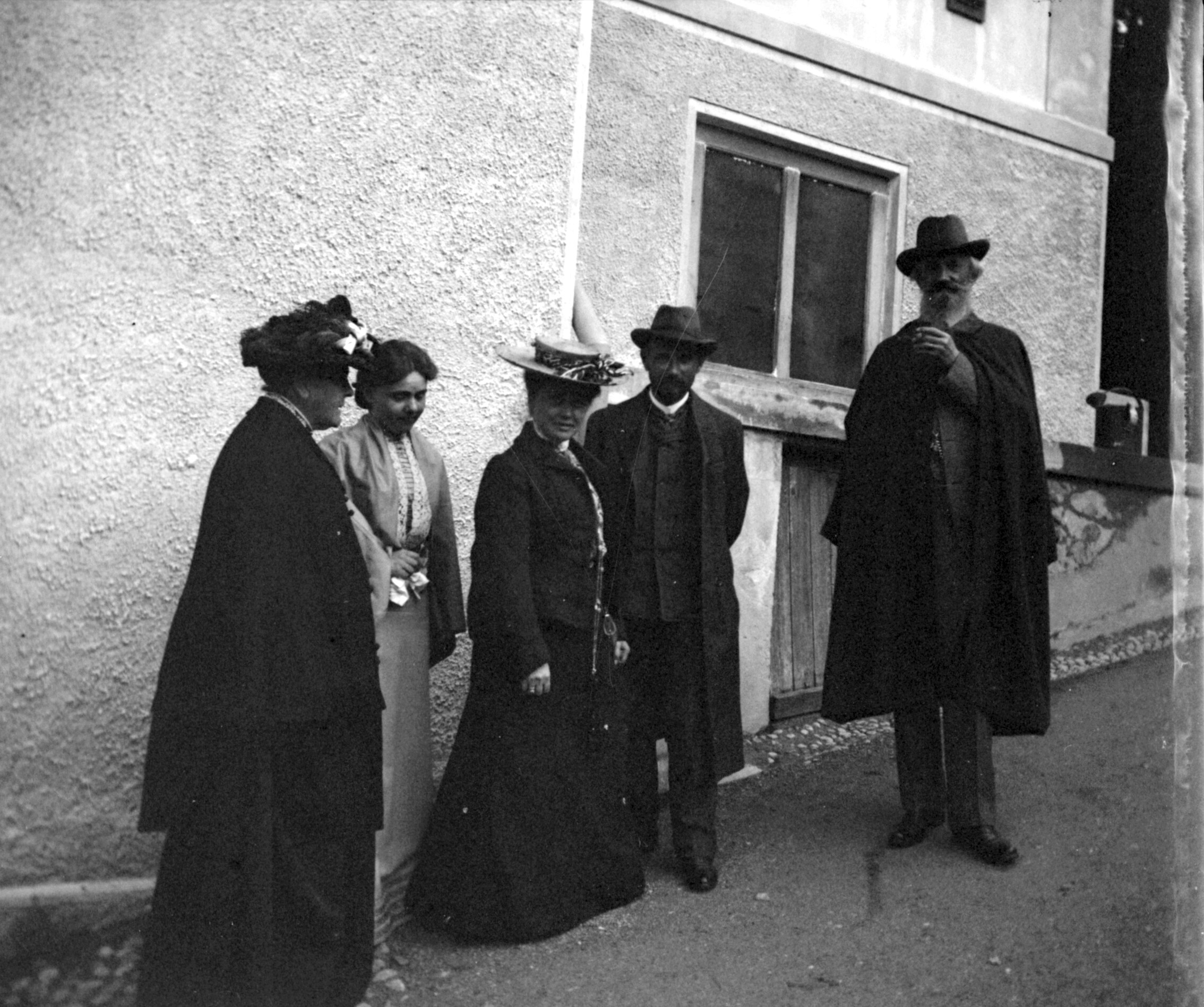 Gruppe in der Auffahrt des Hotels Weisses Kreuz in Pontresina (August-September 1904), 87531 sn R (DRM CC BY-NC-SA)