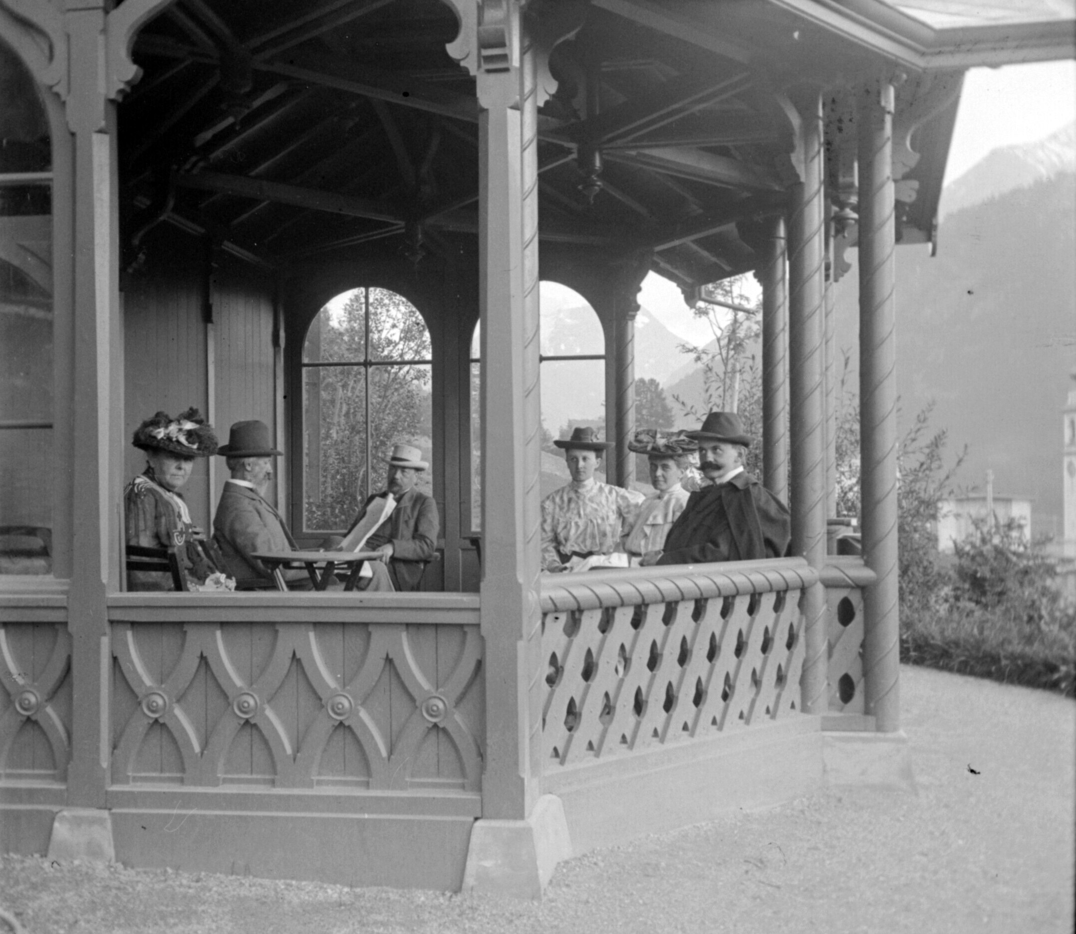 Pavillon im Garten des Hotels Weisses Kreuz in Pontresina (August-September 1904), 87533 sn R (DRM CC BY-NC-SA)