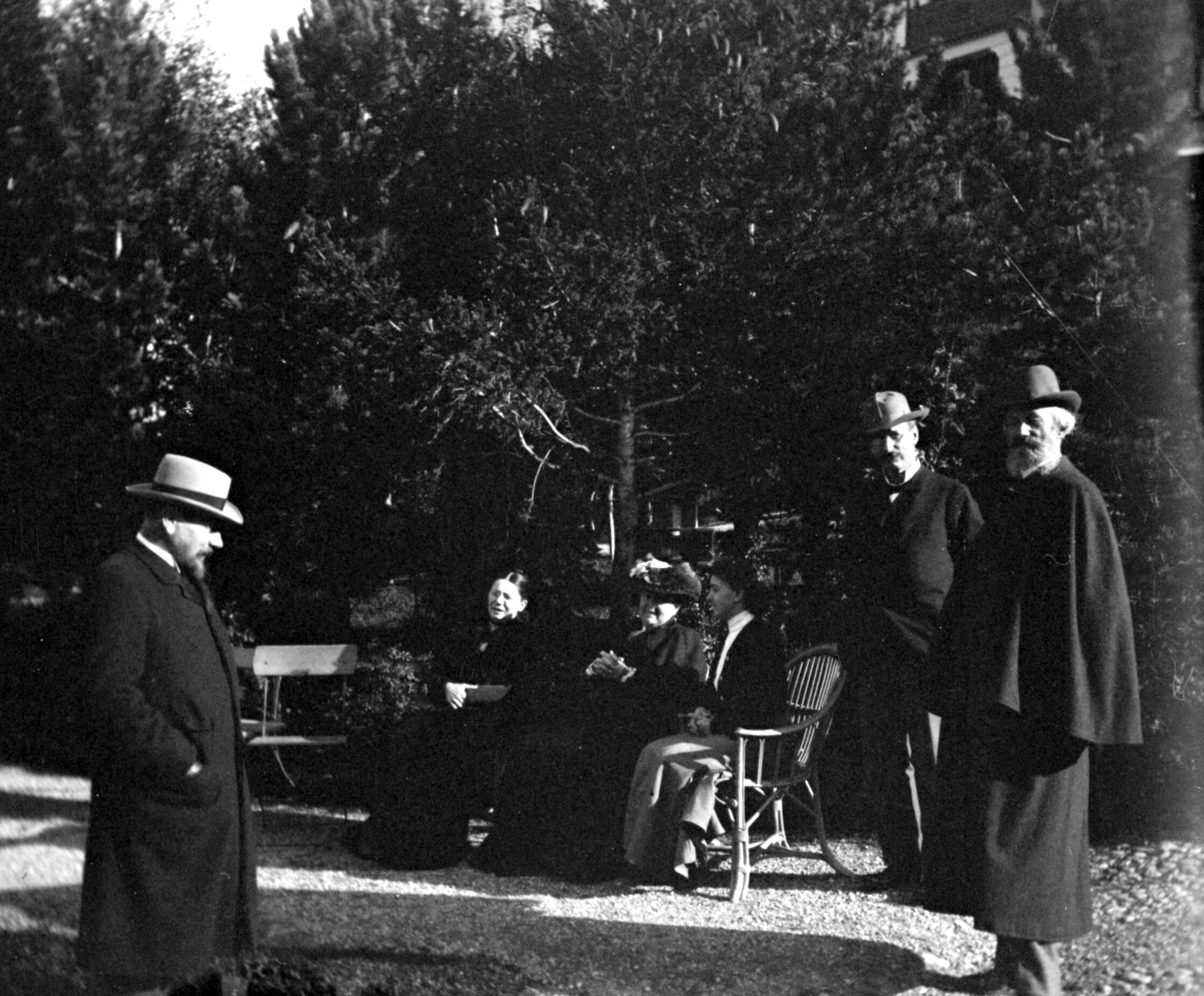 Gruppe im Garten des Hotels Weisses Kreuz in Pontresina (August-September 1904), 87534 sn R (DRM CC BY-NC-SA)