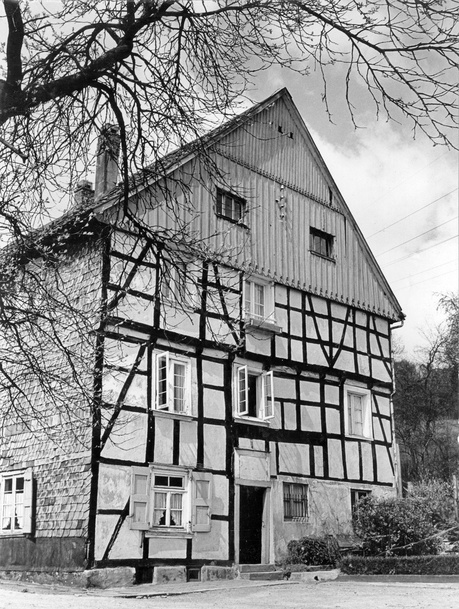 Der Hof Scheidt mit Fachwerk in der Varresbeck in Elberfeld ((C) Sammlung Bergischer Geschichtsverein e.V. CC BY-NC)