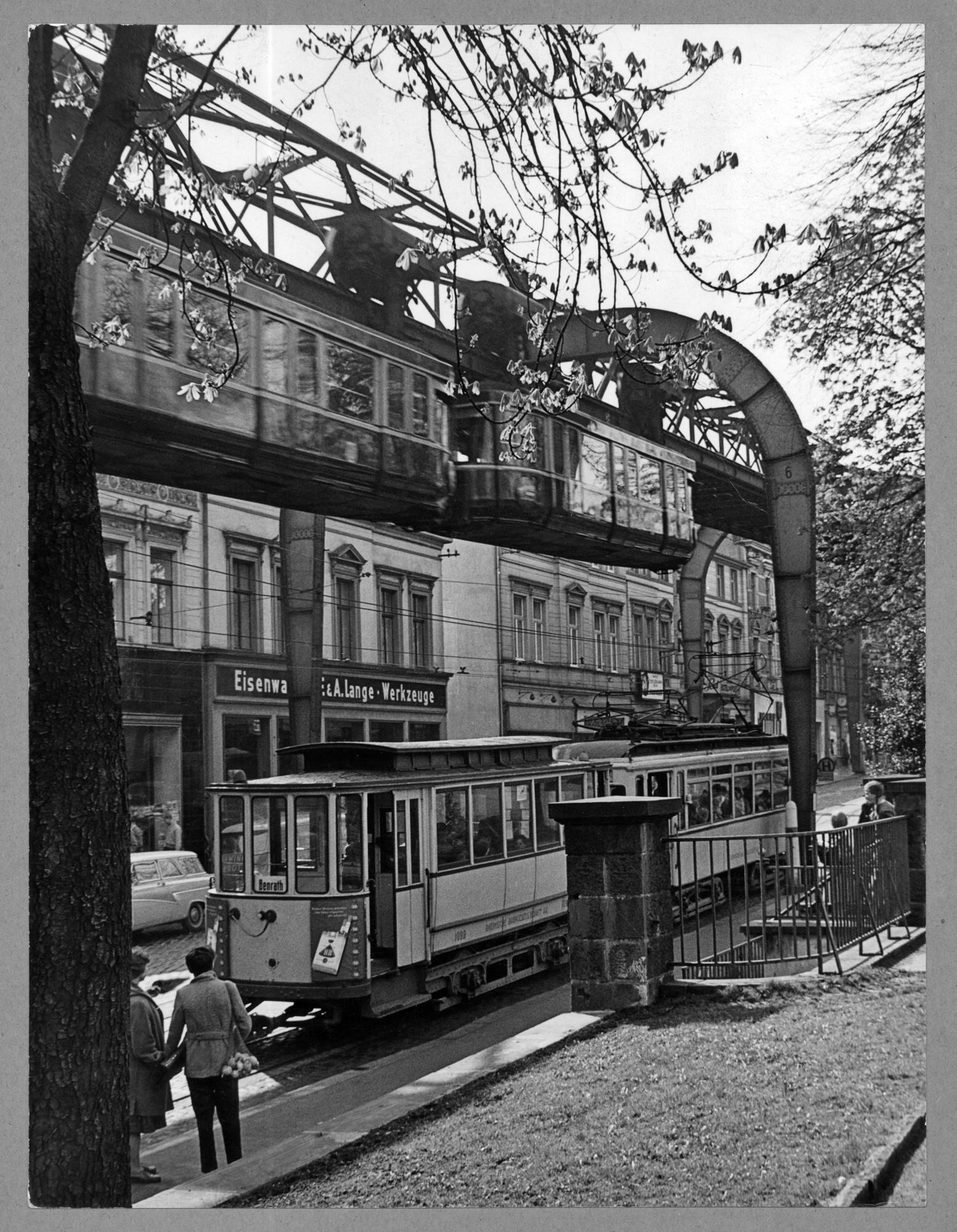 Straßenbahn unter der Schwebebahn in Vohwinkel ((C) Sammlung Bergischer Geschichtsverein e.V. CC BY-NC)