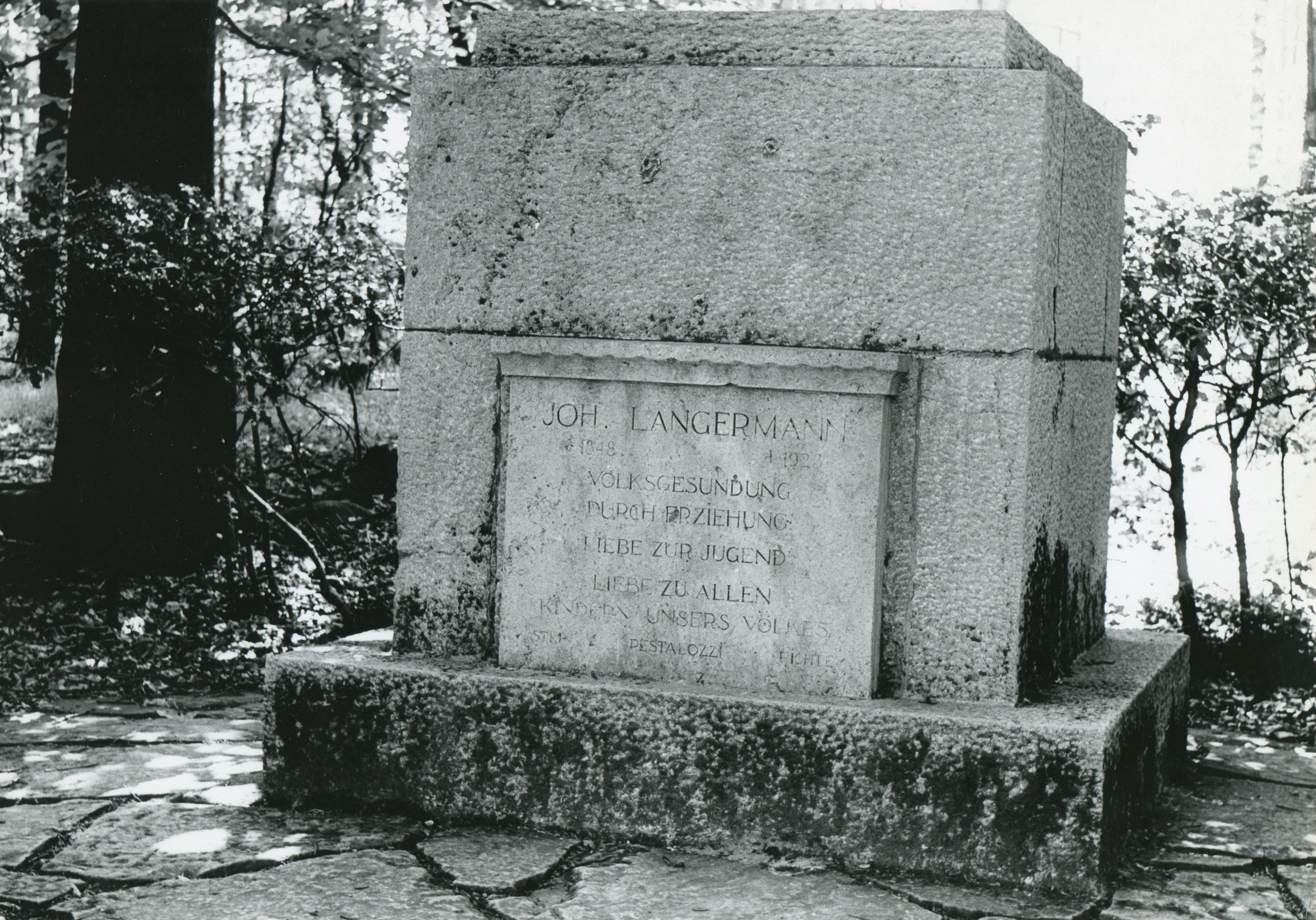 Johannes Langermann-Denkmal am Höhenweg in den Barmer Anlagen hinter dem Ehrenfriedhof ((C) Sammlung Bergischer Geschichtsverein e.V. CC BY-NC)
