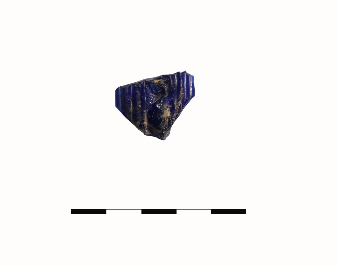 Fragment eines blauen Armreifs mit Muster (Kulturzentrum Sinsteden, Rhein-Kreis-Neuss CC BY-NC-ND)
