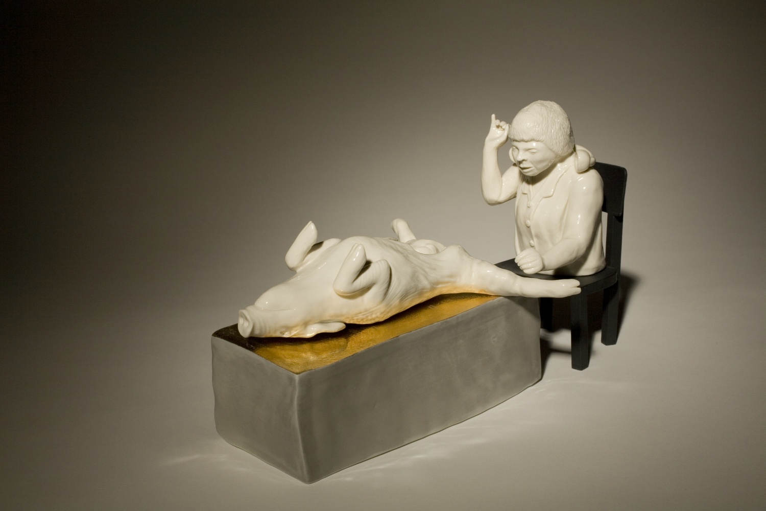 Frau mit Schwein, 2008 (Stiftung KERAMION - Zentrum für moderne+historische Keramik CC BY-NC-SA)