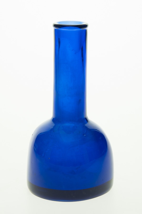 Blaue Vase in Schlegelform (Glasmuseum Hentrich, Museum Kunstpalast CC BY-NC-SA)