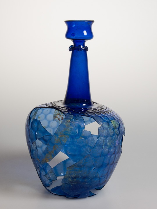 Blaue Flasche mit Wabendekor (Glasmuseum Hentrich, Museum Kunstpalast CC BY-NC-SA)