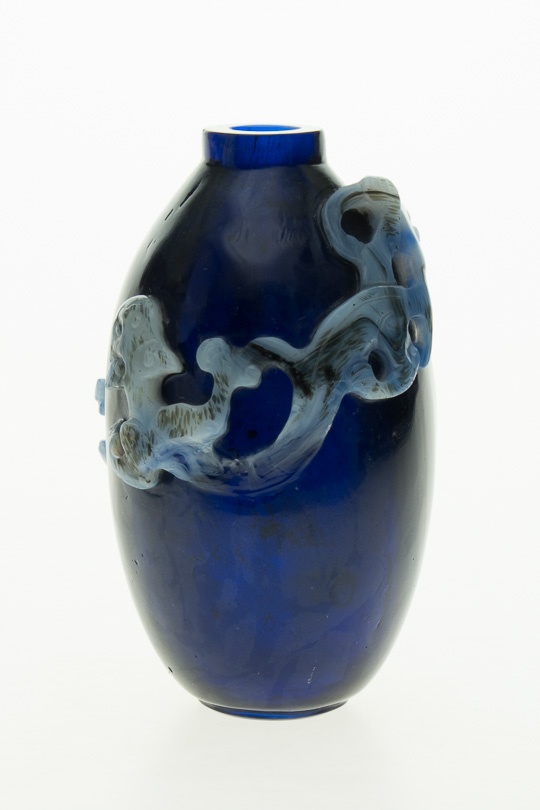 Blaue Vase mit Drachen (Glasmuseum Hentrich, Museum Kunstpalast CC BY-NC-SA)