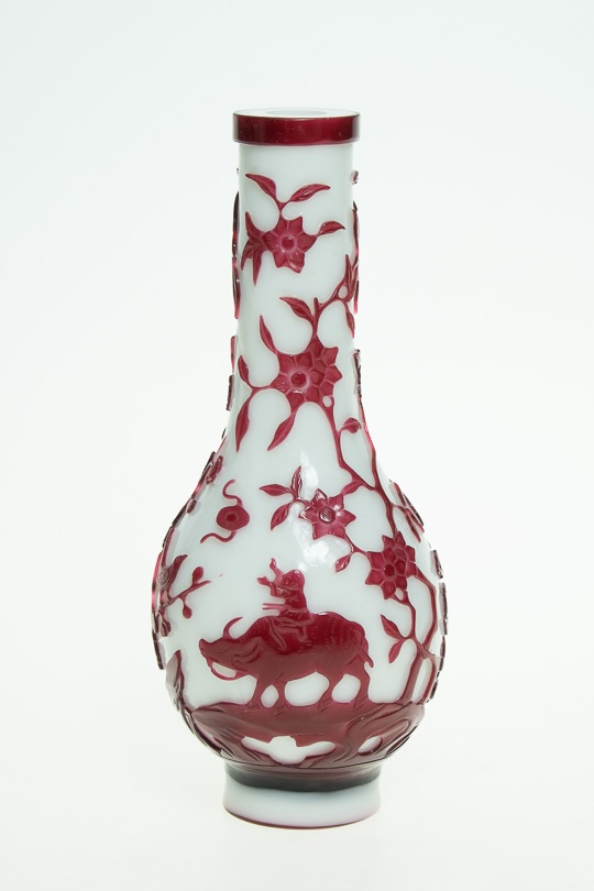 Weiß-rote Vase mit mythologischen Darstellungen (Glasmuseum Hentrich, Museum Kunstpalast CC BY-NC-SA)