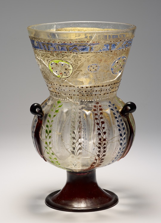 Ziergefäß in Form einer Moscheeampel (Glasmuseum Hentrich, Museum Kunstpalast CC BY-NC-SA)