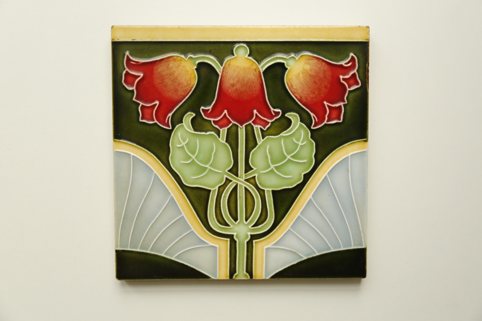 Glockenblume, Rapportmotiv mit drei Blüten der Campanula (KreisMuseum Zons CC BY-NC-SA)