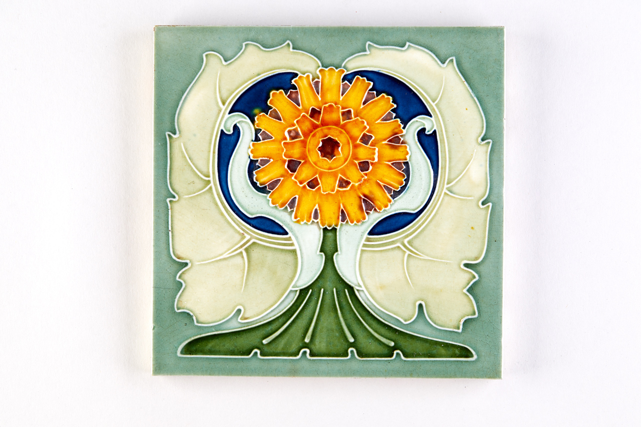 Chrysantheme, stilisiert (KreisMuseum Zons CC BY-NC-SA)