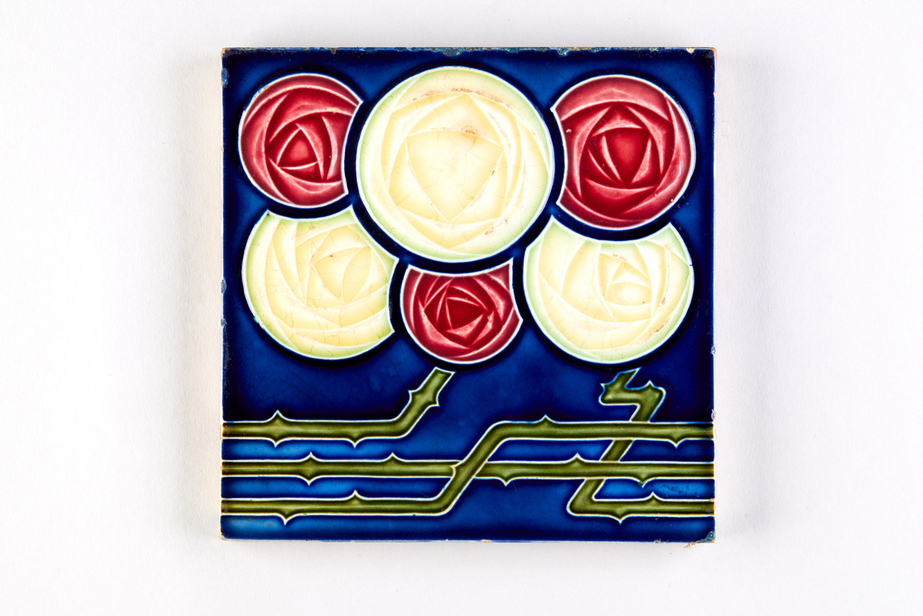 Sechs stilisierte Rosenblüten, Rapportmotiv (KreisMuseum Zons CC BY-NC-SA)