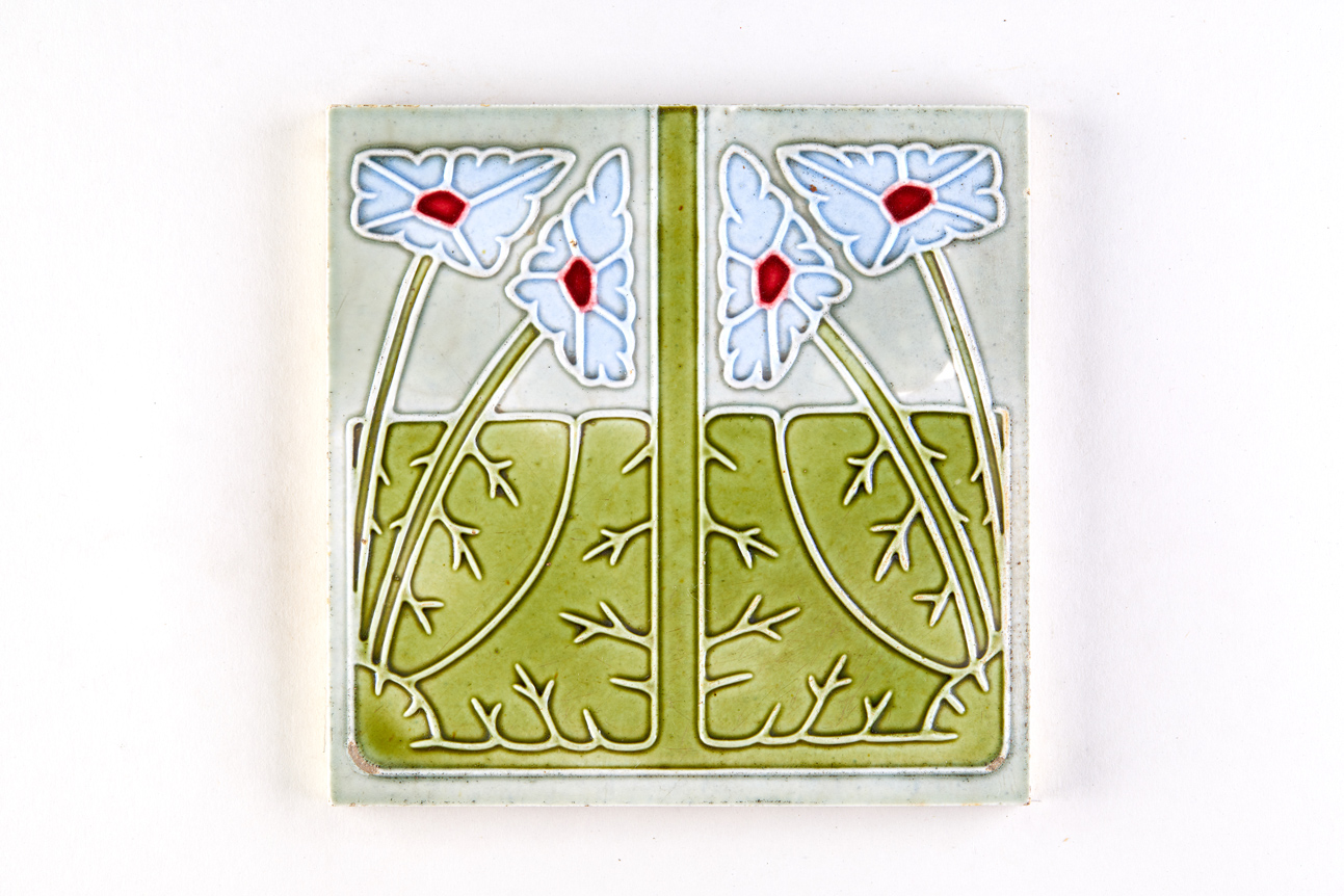 Primeln, stilisiert, mit vier Blüten; unterer Teil eines Fliesenbilds (KreisMuseum Zons CC BY-NC-SA)