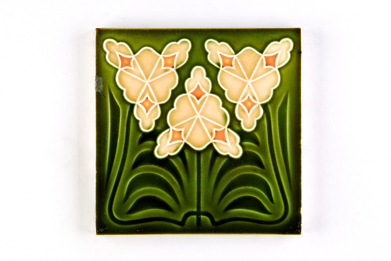 Drei stilisierte Blüten über schemenhafter Vegetation, Farbvariante (KreisMuseum Zons CC BY-NC-SA)