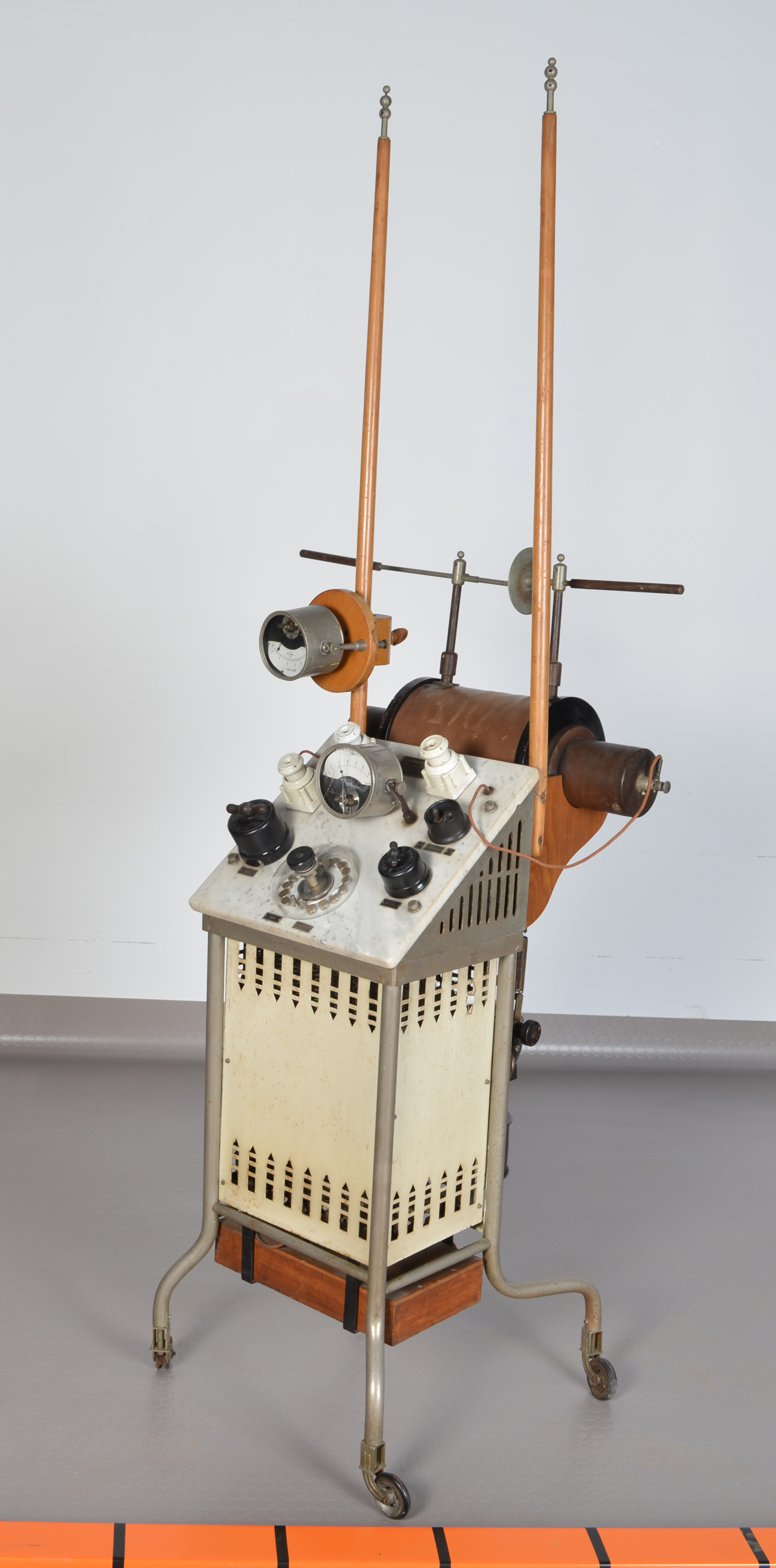 Induktor Apparat (Deutsches Röntgen-Museum CC BY-NC-SA)