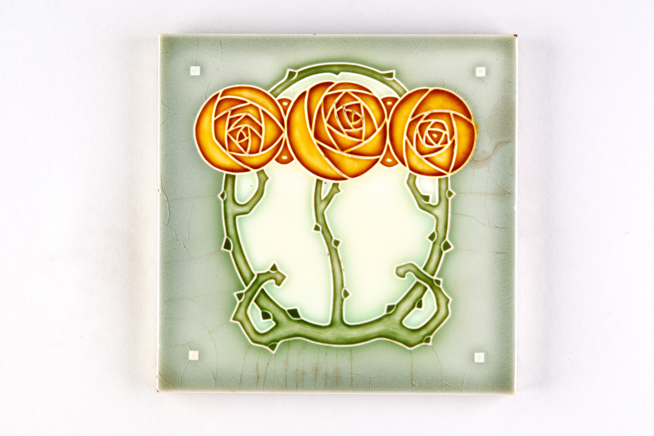Drei Rosenblüten vor einem dornigen Kranz (KreisMuseum Zons CC BY-NC-SA)