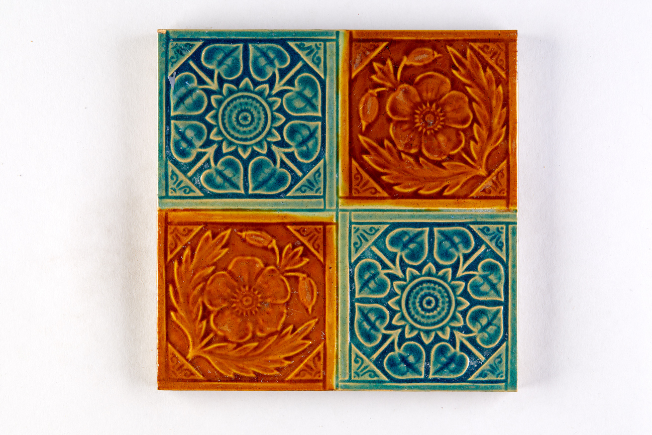 Dekor aus vier Feldern mit zwei floralen Motiven (KreisMuseum Zons CC BY-NC-SA)