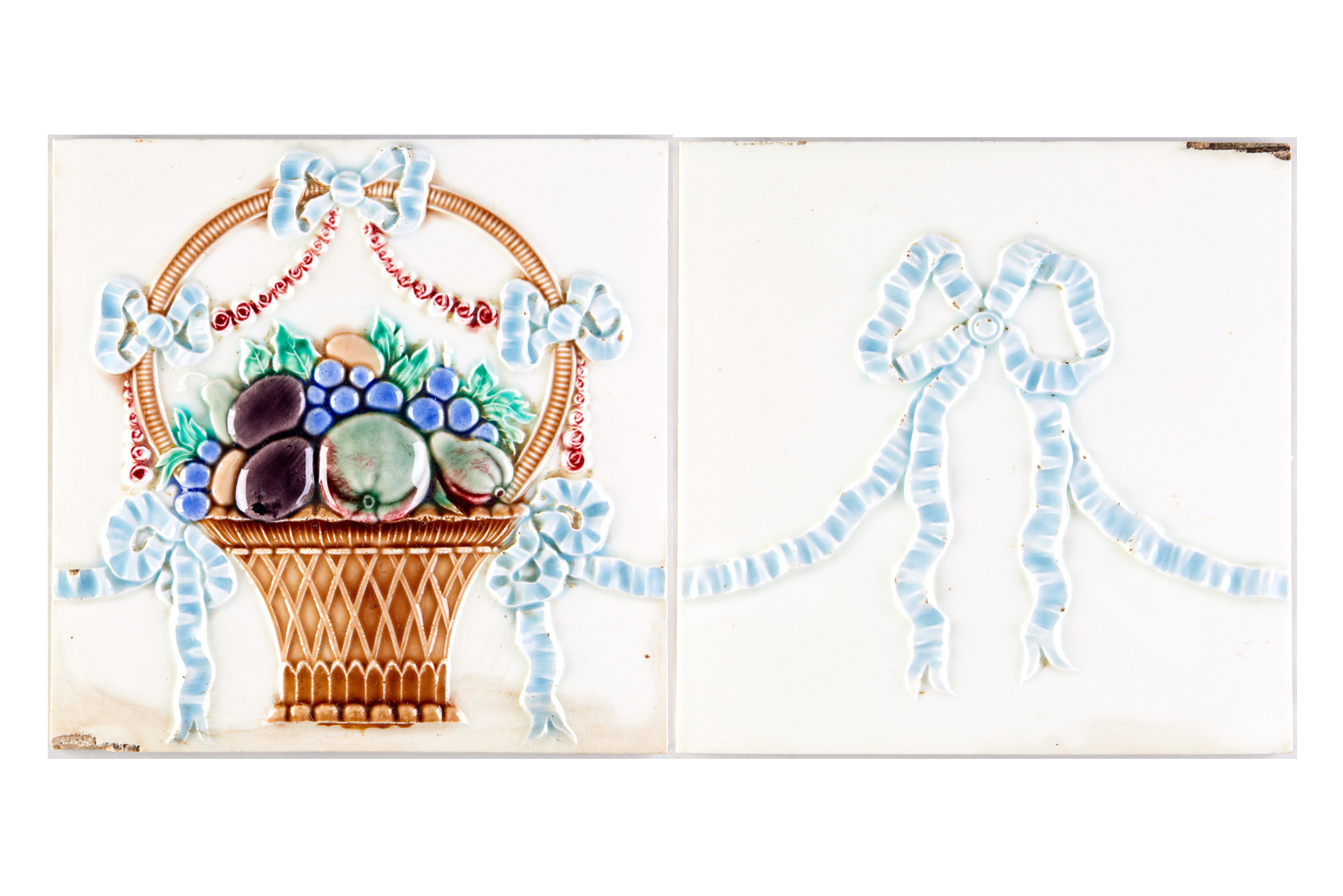 Früchtekorb mit angeknüpften Bändern, Rapportbildmotiv aus zwei Fliesen (KreisMuseum Zons CC BY-NC-SA)
