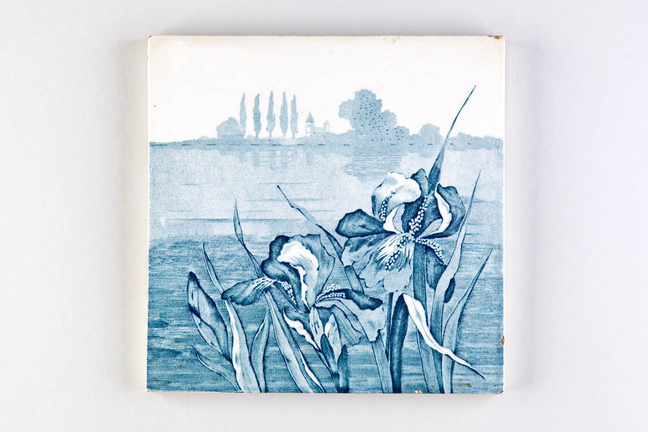 Seelandschaft, Schwertlilien; Fliesentyp horizontales Bildmotiv (KreisMuseum Zons CC BY-NC-SA)