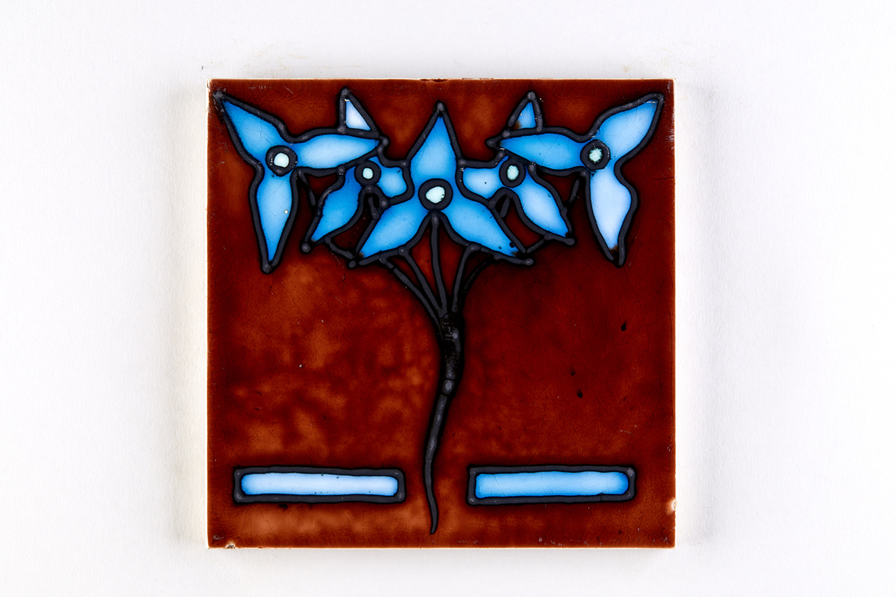 Blaue Blüten und zwei Rechtecke (KreisMuseum Zons CC BY-NC-SA)