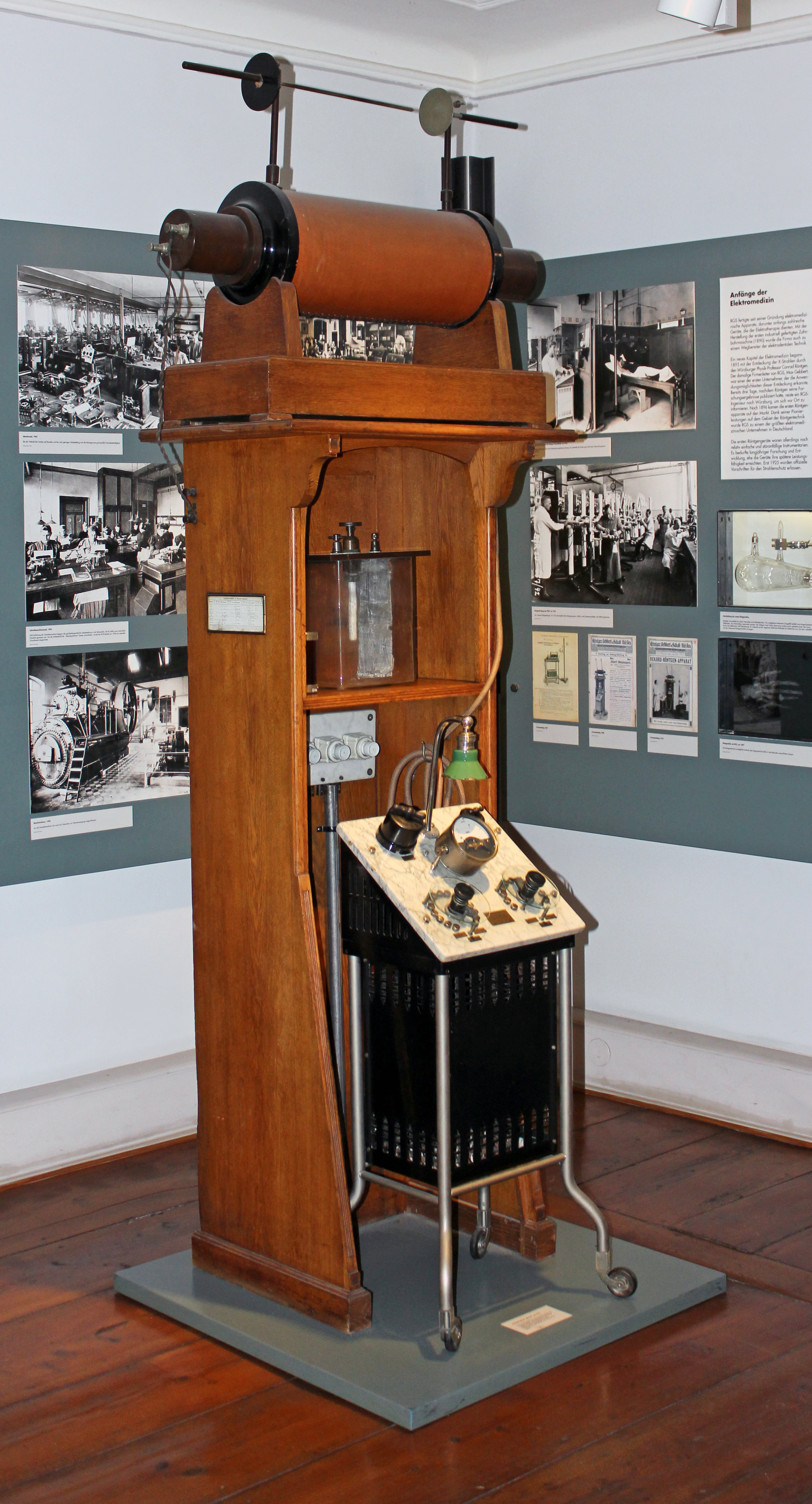 Induktor-Röntgenapparat (Deutsches Röntgen-Museum CC BY-NC-SA)