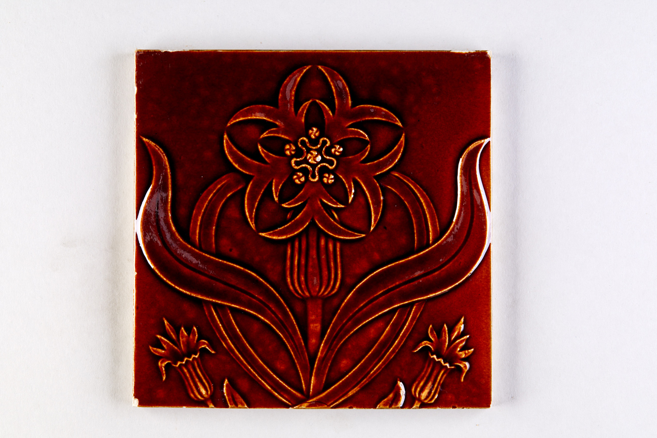 Kornblume, Teilstück aus einem Ornamentbild aus drei Fliesen (KreisMuseum Zons CC BY-NC-SA)