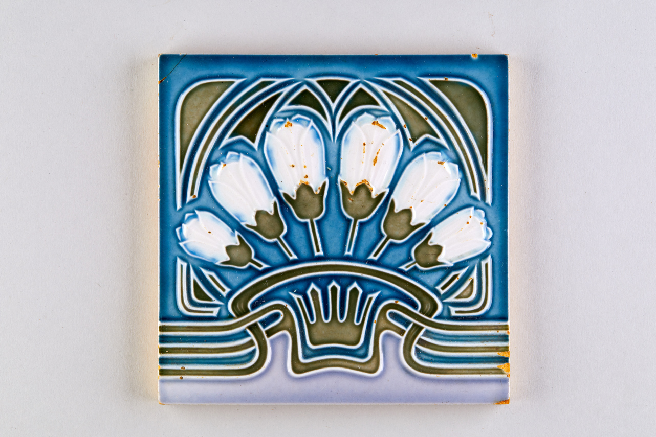 Blumenkorb, stilisiert, mit sechs Blüten; Doublette (KreisMuseum Zons CC BY-NC-SA)