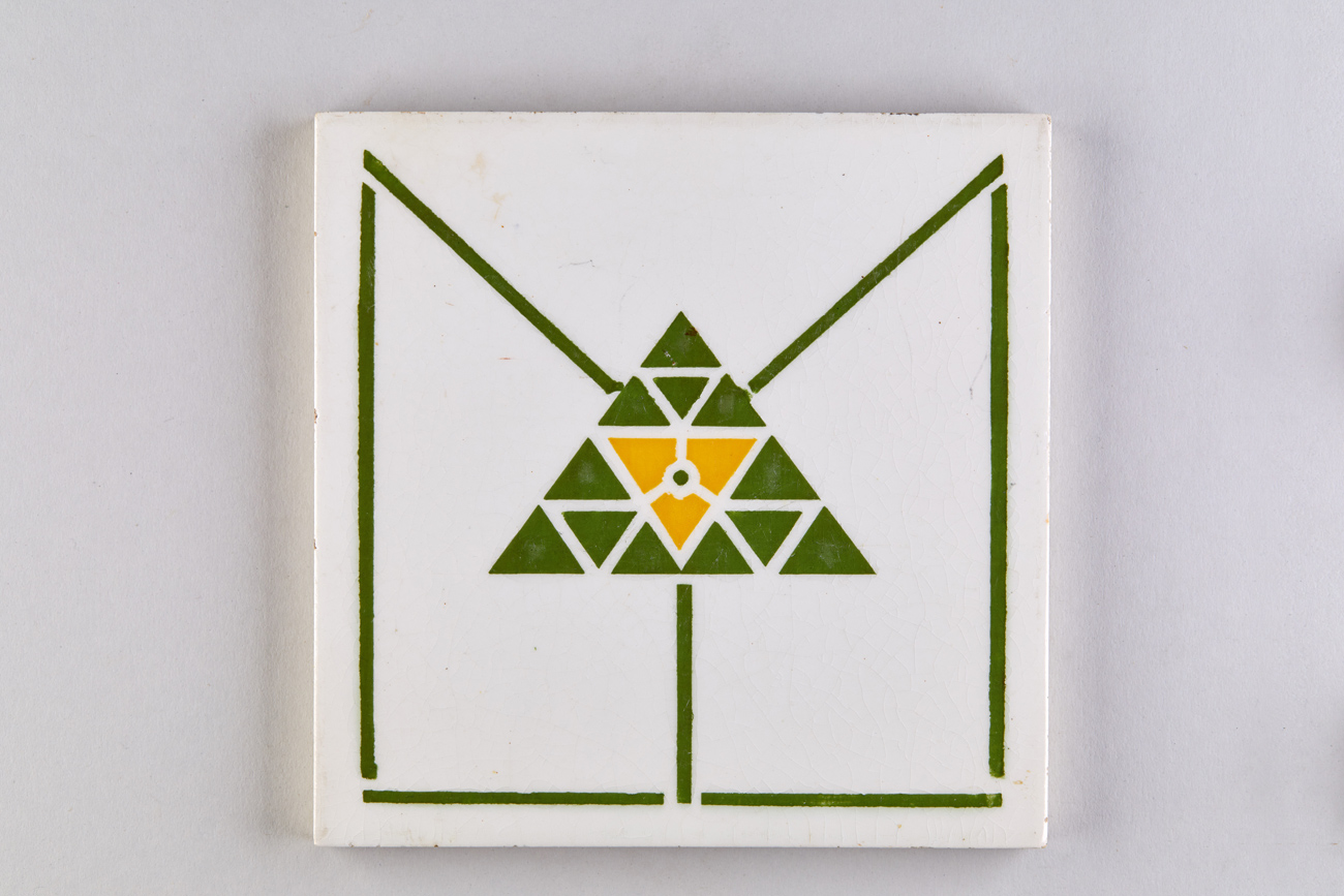 geometrischer Dekor mit einem aus Dreiecken zusammengesetzten Dreieck (KreisMuseum Zons CC BY-NC-SA)