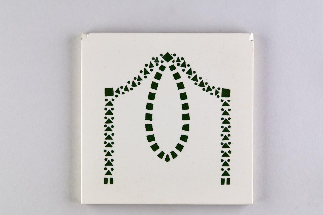 Girlande und Schleife, Ornament aus Punkten, Dreiecken und Quadraten (KreisMuseum Zons CC BY-NC-SA)