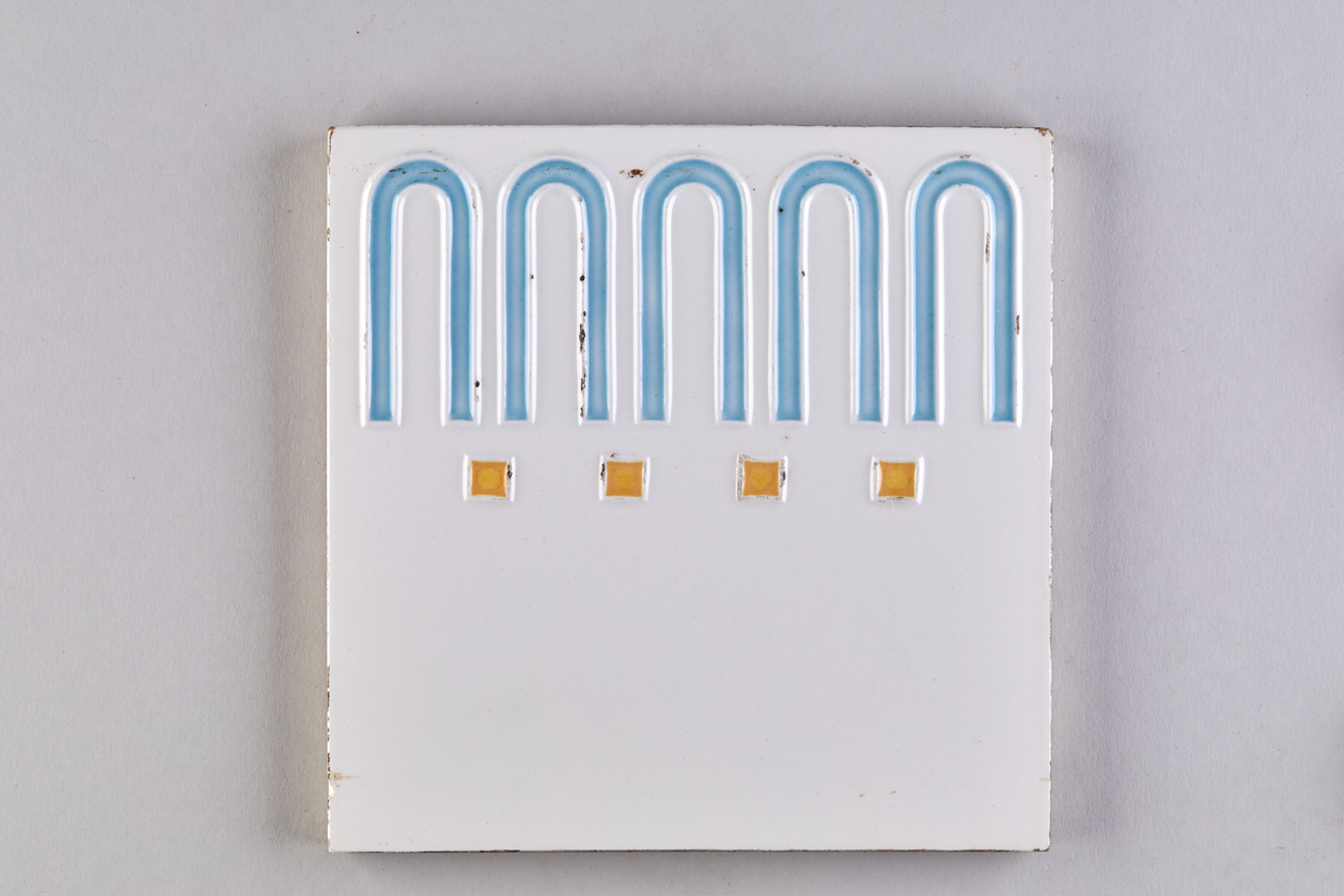 geometrisch-abstrakter Dekor, Bogen und kleine Quadrate in Reihe, Fries (KreisMuseum Zons CC BY-NC-SA)