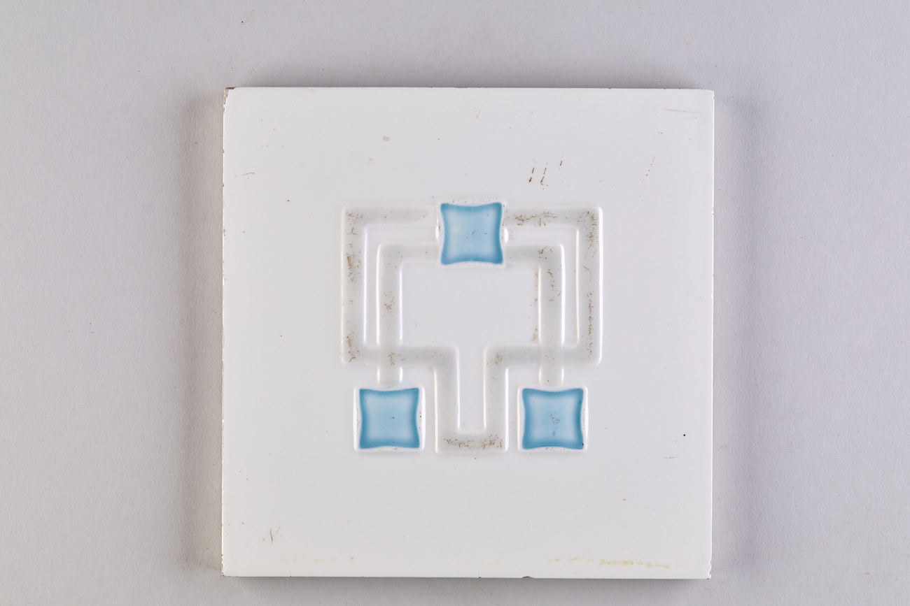 geometrisch-abstrakter Dekor; drei kleine Quadrate, Bandornament (KreisMuseum Zons CC BY-NC-SA)