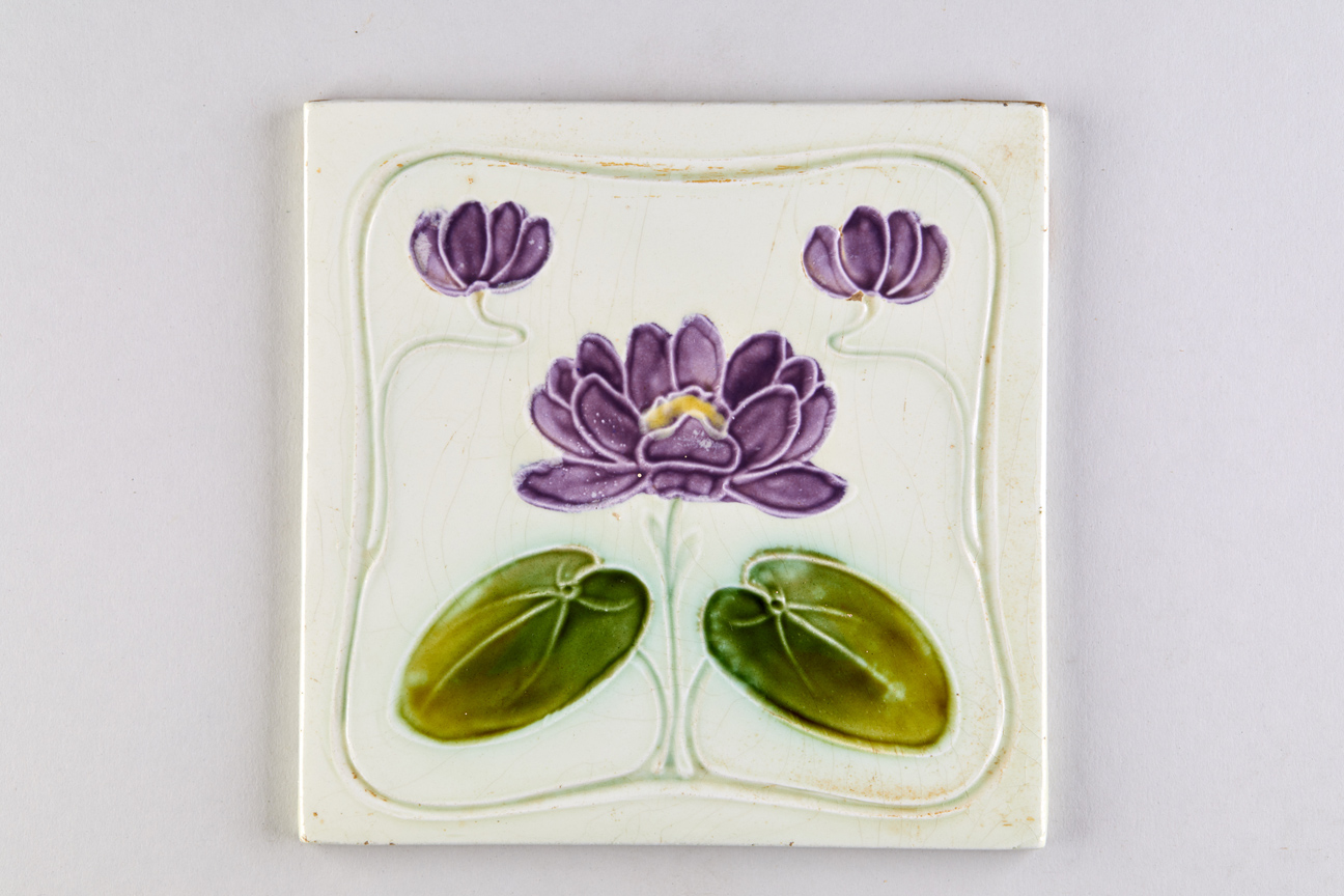 Seerose, stilisiert, drei Blüten, zwei Laubblätter (KreisMuseum Zons CC BY-NC-SA)