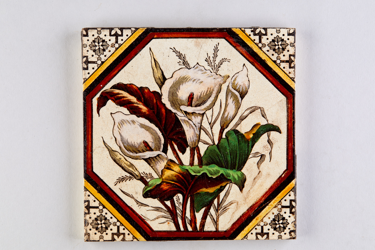 Calla, botanisches Motiv in oktogonalem Rahmen (KreisMuseum Zons CC BY-NC-SA)