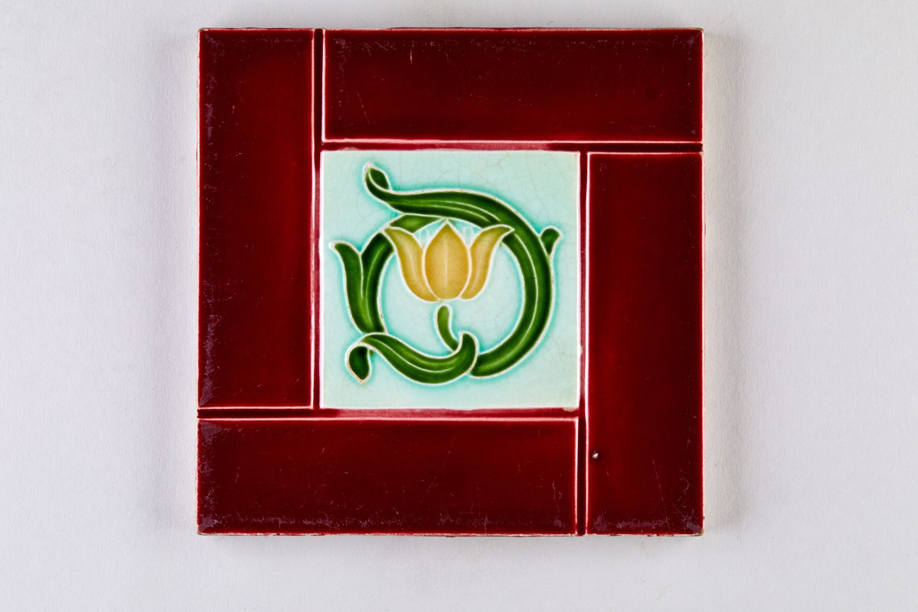 Blumenornament in rechteckiger Umrahmung, "Tulpe mit Klinker umrahmt" (KreisMuseum Zons CC BY-NC-SA)