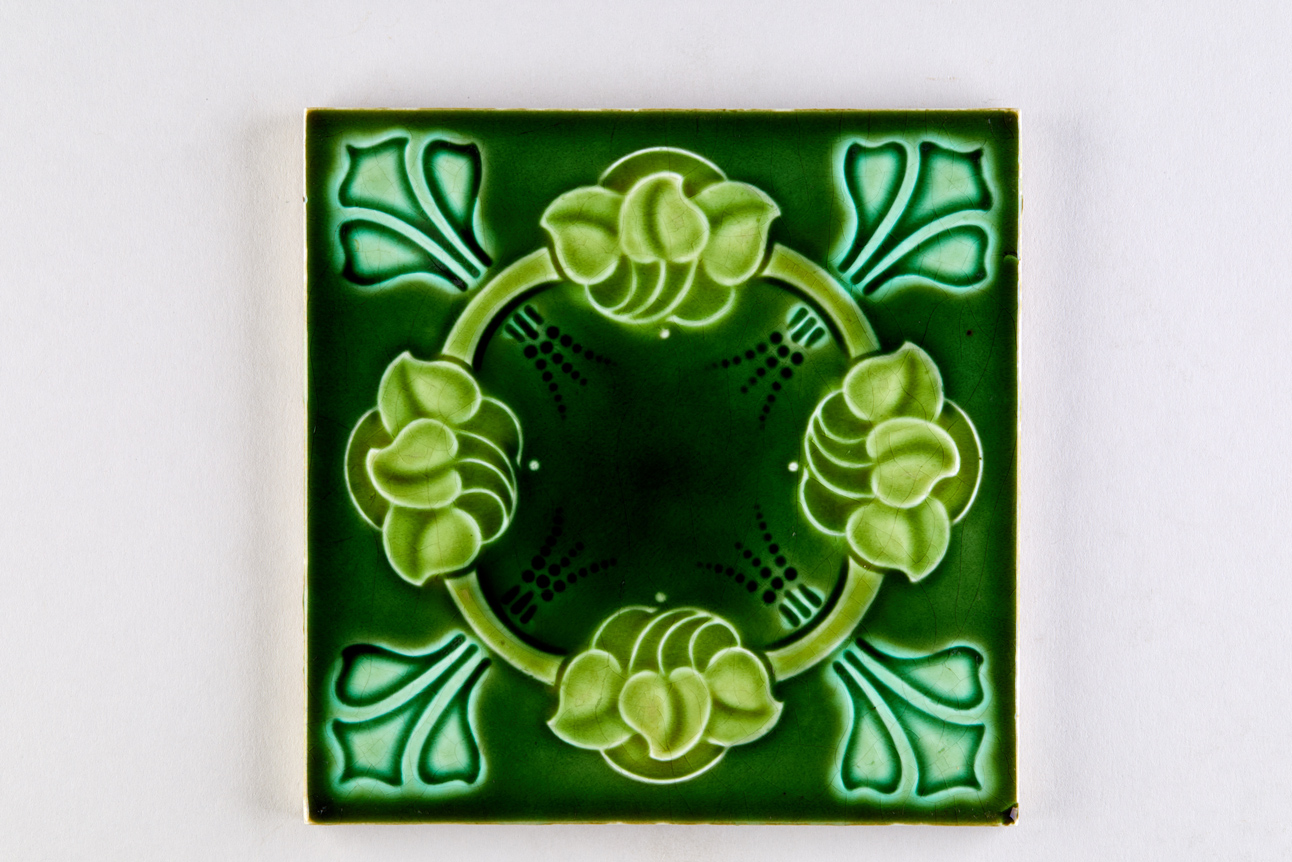 Vegetabiles Ornament, Ring mit Blättern über einem diagonalen Kreuz (KreisMuseum Zons CC BY-NC-SA)