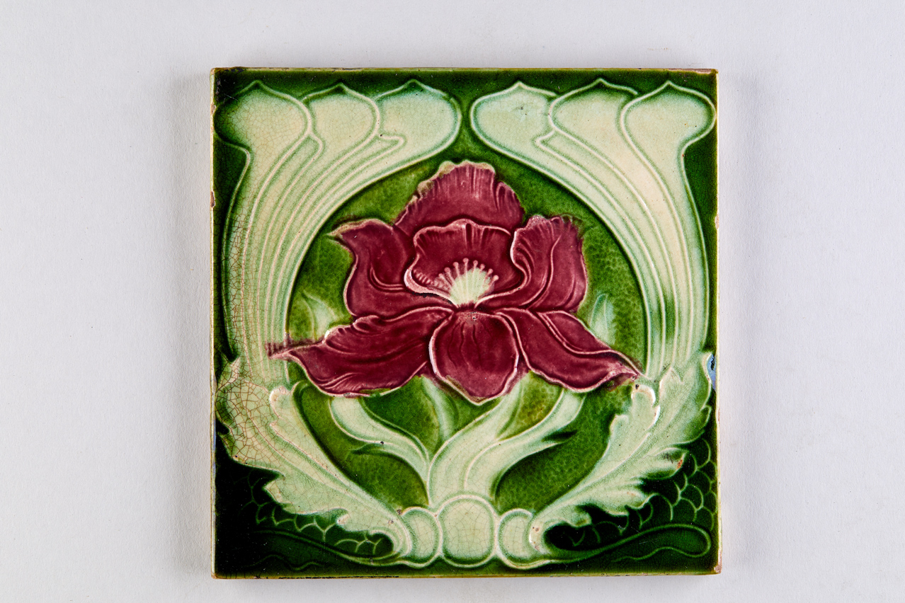 Lilie in einer Kartusche aus stilisierten Laubblättern (KreisMuseum Zons CC BY-NC-SA)