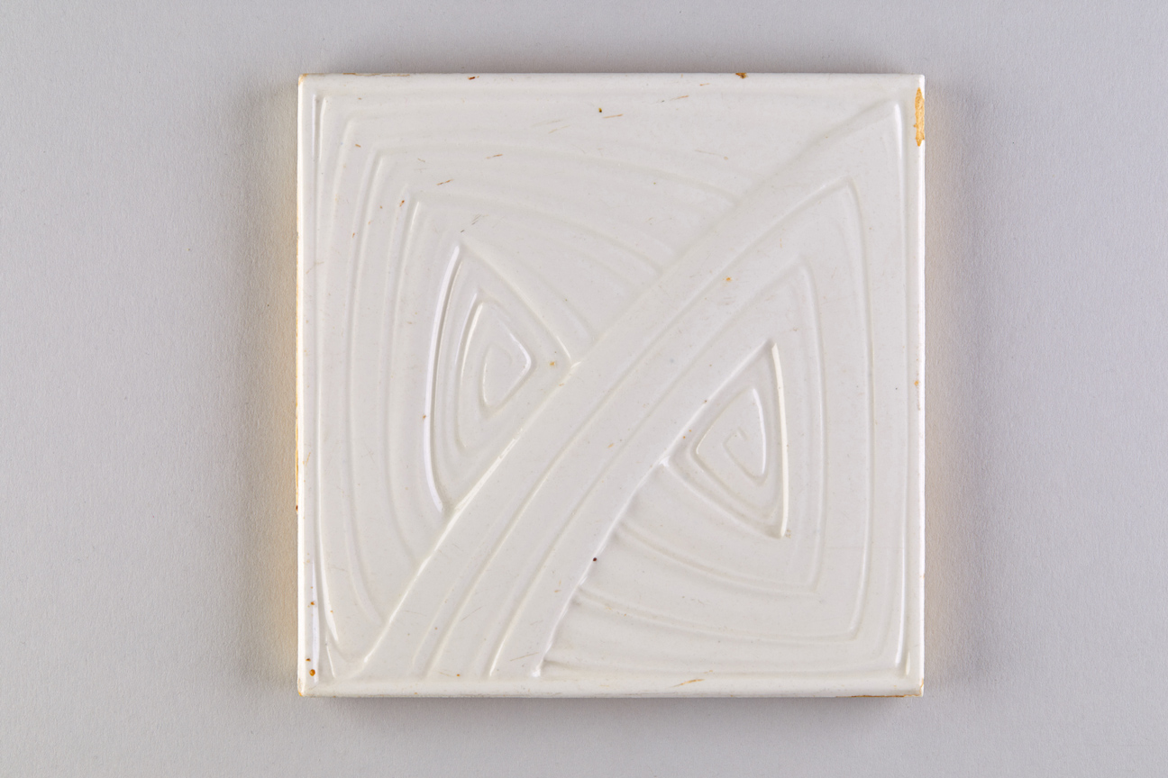 Geometrisch-abstrakter Dekor, "Wirbelnde Bänder" (KreisMuseum Zons CC BY-NC-SA)