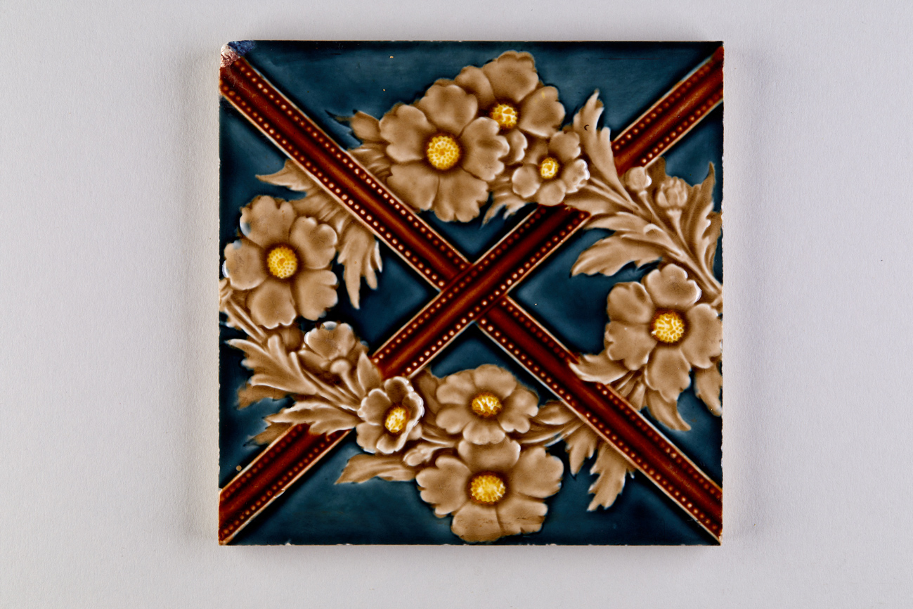 geometrische Bänder, umwunden mit Blumenflechtband (KreisMuseum Zons CC BY-NC-SA)
