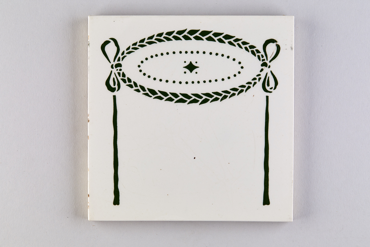 Schmuckkranz, vegetabil, elliptisch, mit geometrischen Formen, Schleifen, Draperie; monochrom (KreisMuseum Zons CC BY-NC-SA)