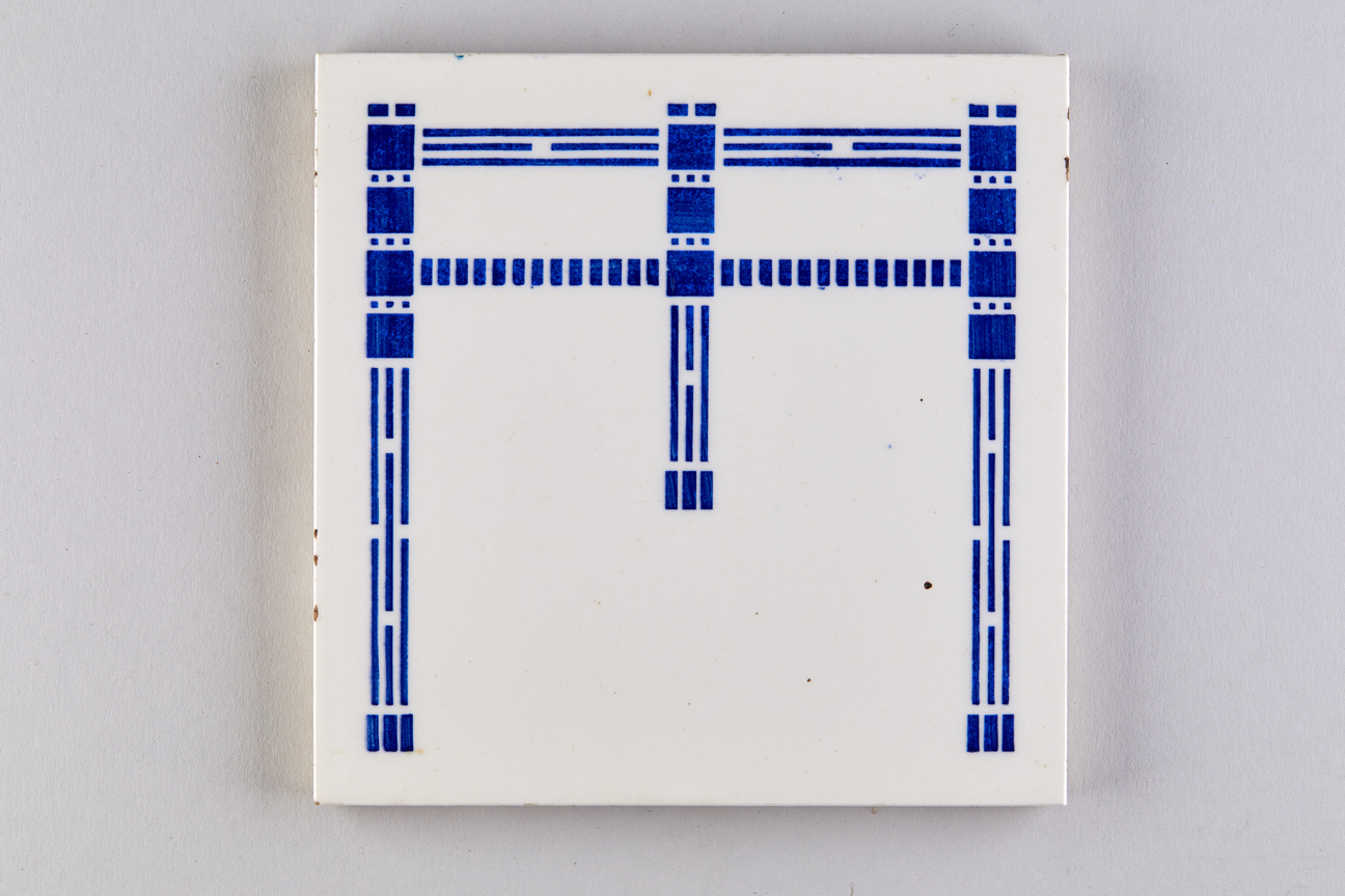 Geometrischer Dekor aus Strichen, Rechtecken, Quadraten; "Triglyphe" (KreisMuseum Zons CC BY-NC-SA)