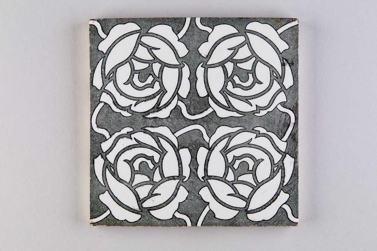 Vier Rosenblüten, als Flächenornament schematisiert (KreisMuseum Zons CC BY-NC-SA)