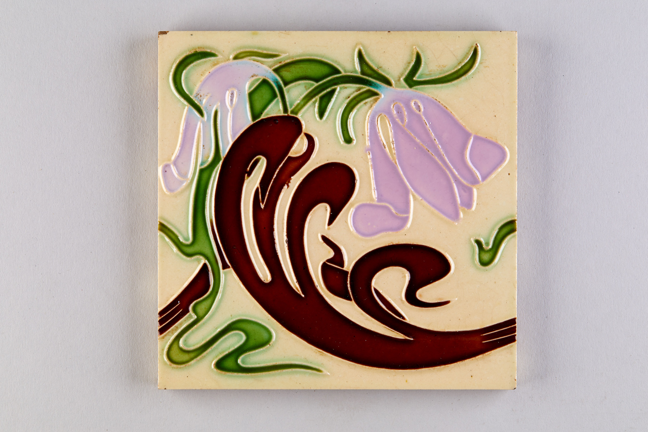 Rankenband aus vegetabilen Formen mit kelchförmigen Blüten (KreisMuseum Zons CC BY-NC-SA)