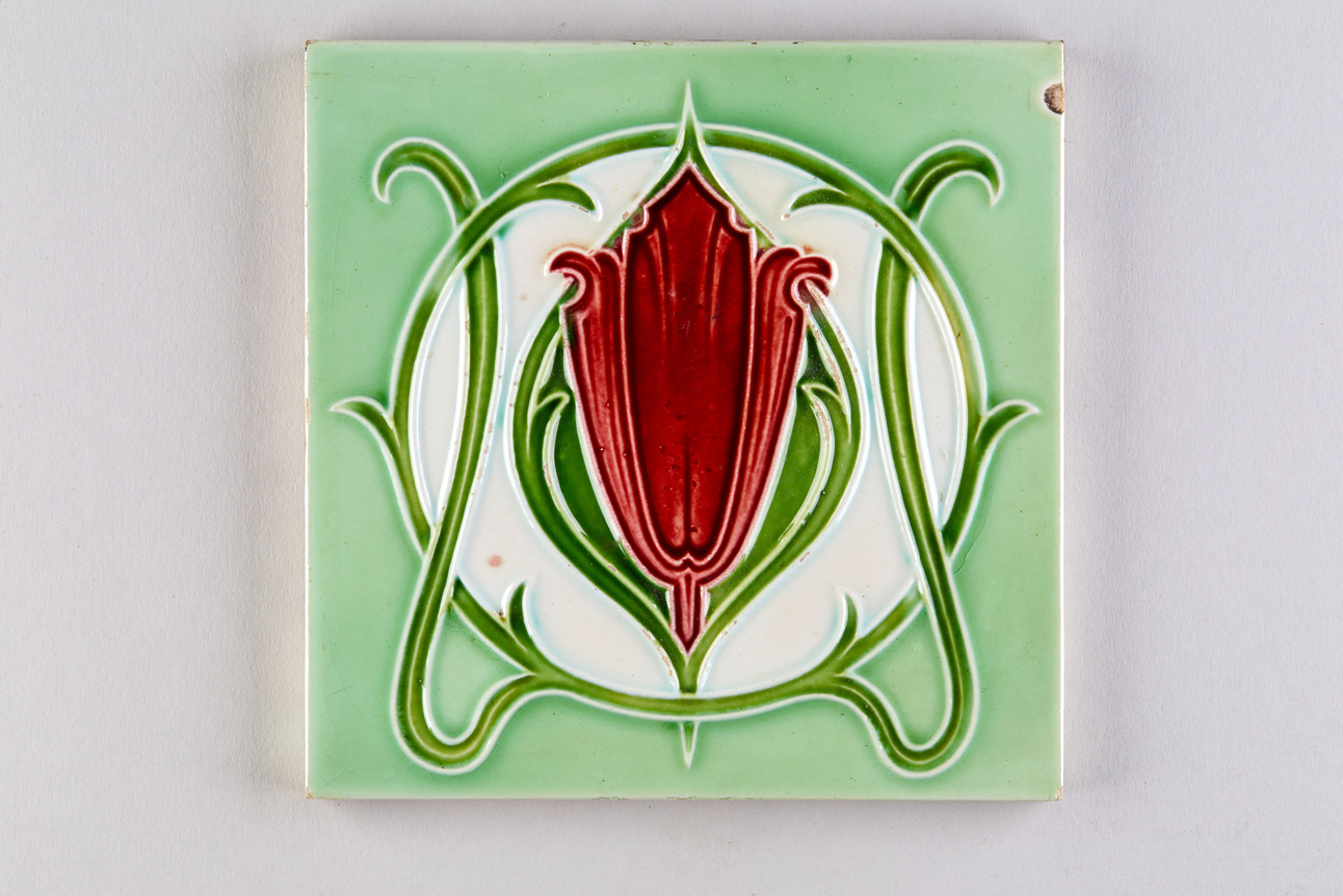 Kelchblüte, stilisiert, in einem Kreis aus vegetabilen Bändern (KreisMuseum Zons CC BY-NC-SA)