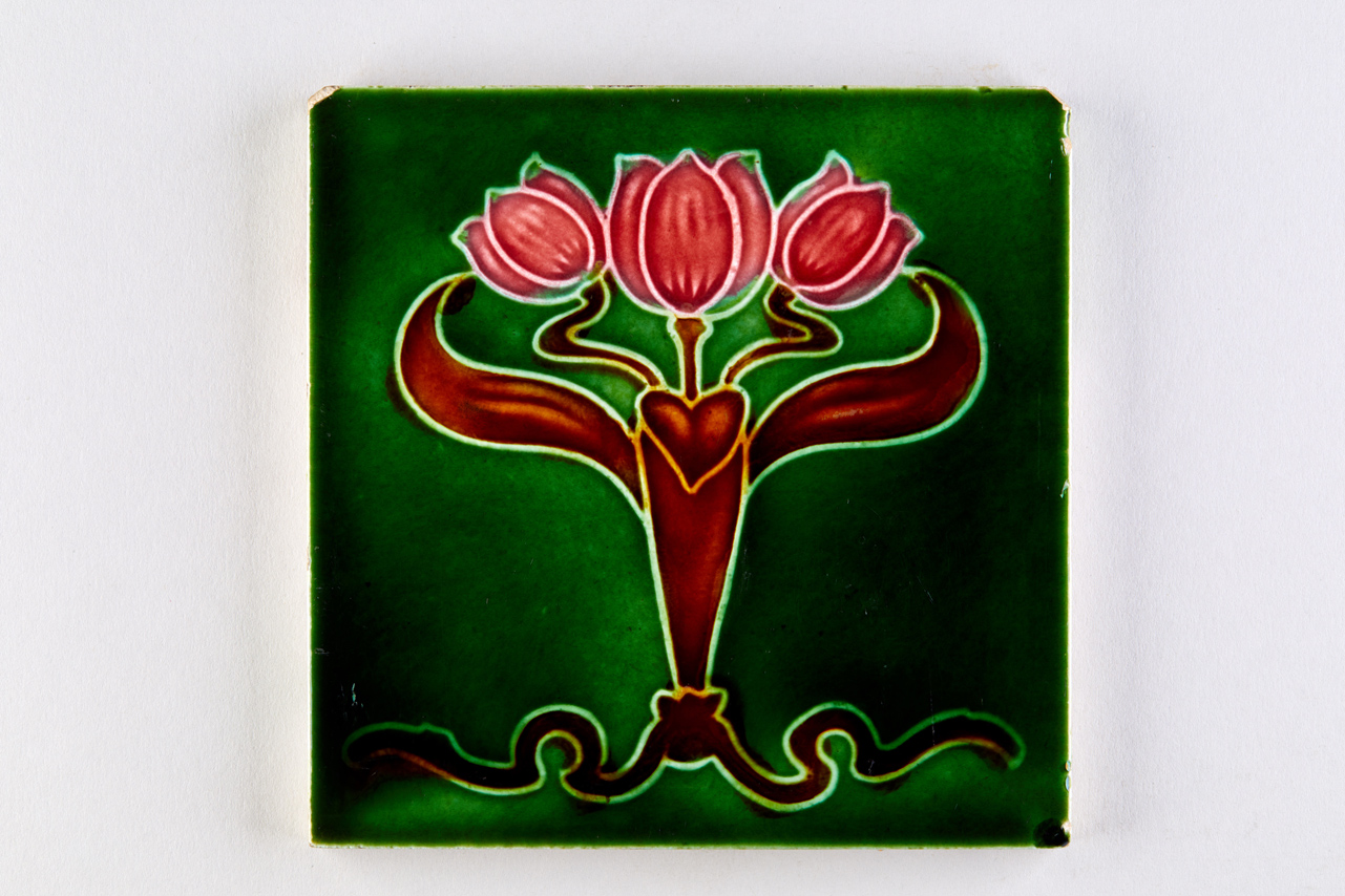 Drei Tulpenblüten mit Laubblättern, stilisiert; "Kylix". Farbvariante (KreisMuseum Zons CC BY-NC-SA)