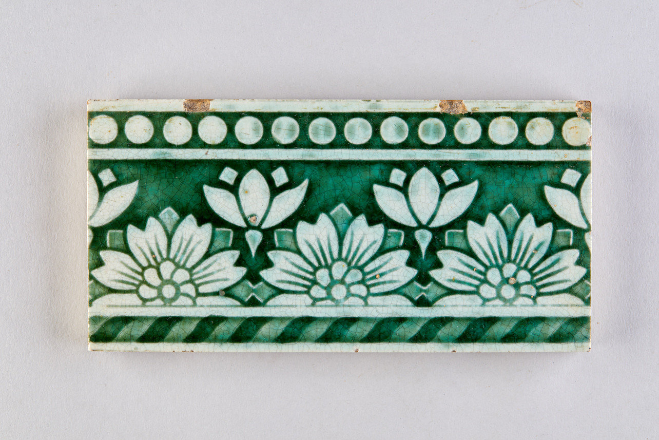 Blumenband mit Perlschnur und gedrehter Schnur als Bordüren; Rapportstreifen - F 667 a (KreisMuseum Zons CC BY-NC-SA)