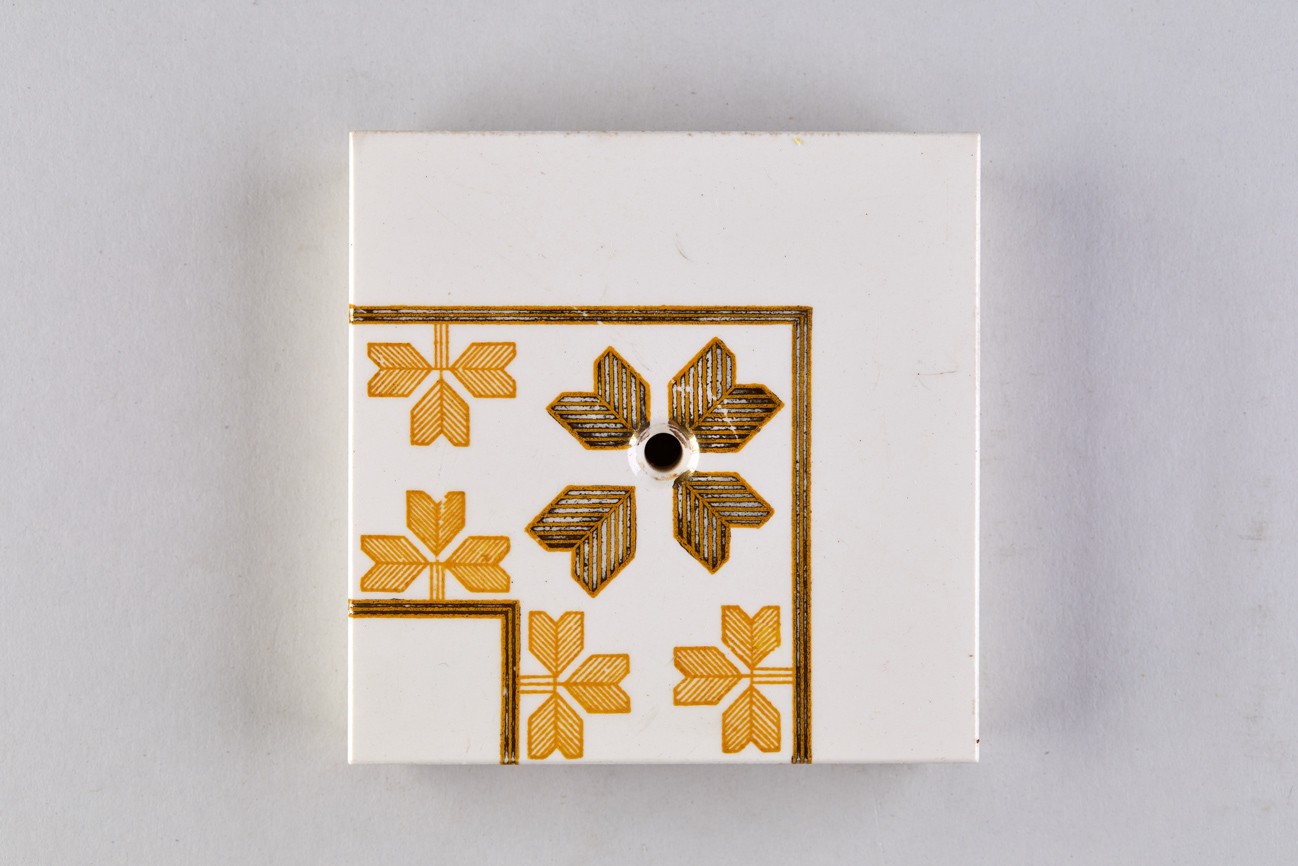 Bandornament mit stilisierten Kleeblättern; Eckstück eines Rahmens; Herdfliese (KreisMuseum Zons CC BY-NC-SA)