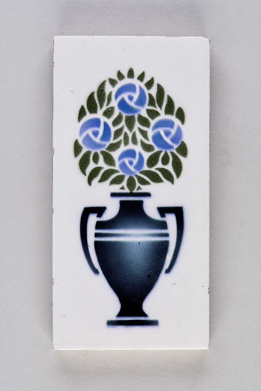 Doppelhenkelvase mit Blumenstrauß, stilisierte Darstellung; Halbfliese (KreisMuseum Zons CC BY-NC-SA)